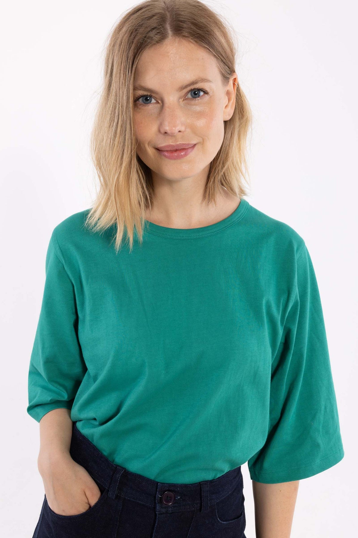 Fin t-shirt i grøn med rund hals og lidt længere ærmer til kvinder