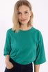 Fin t-shirt i grøn med rund hals og lidt længere ærmer til kvinder