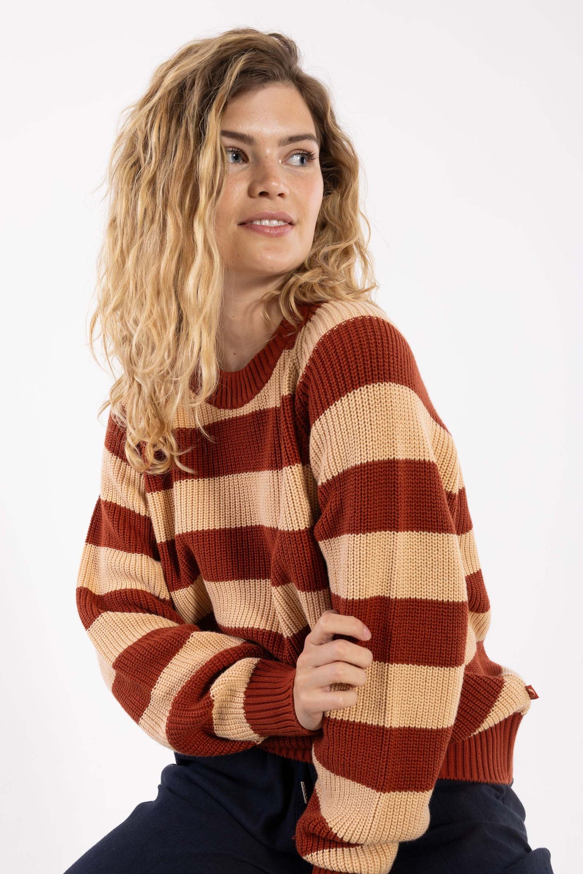 Flot chunky sweater med røde og sandfarvede striber til kvinder
