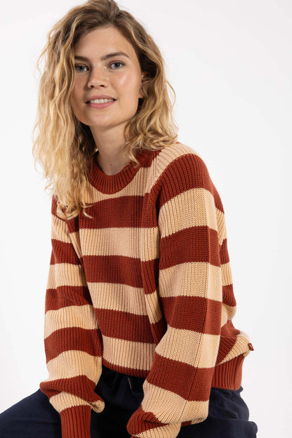 Flot chunky sweater med røde og sandfarvede striber til kvinder