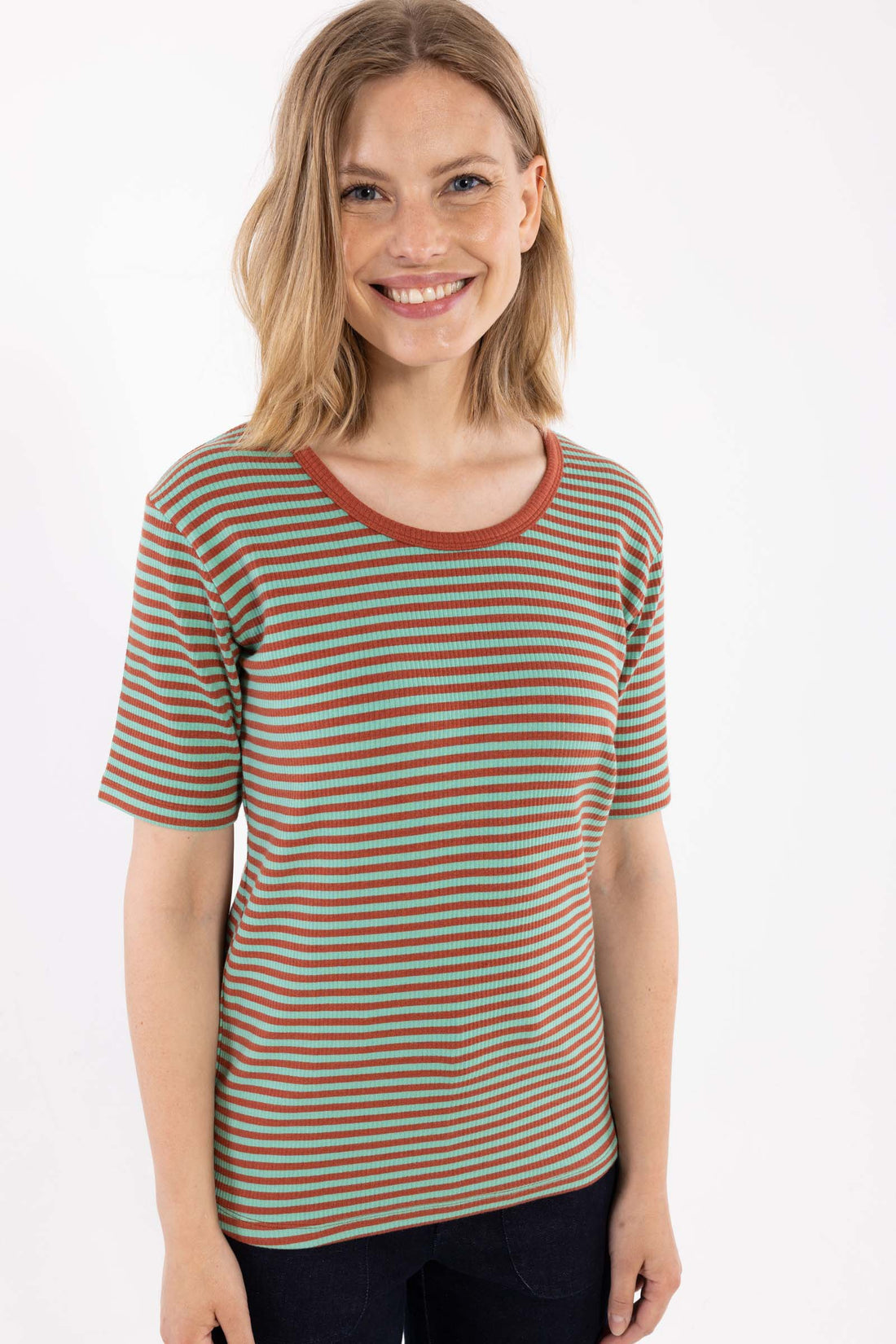 Stribet t-shirt i brændt rød og mintgrøn til kvinder