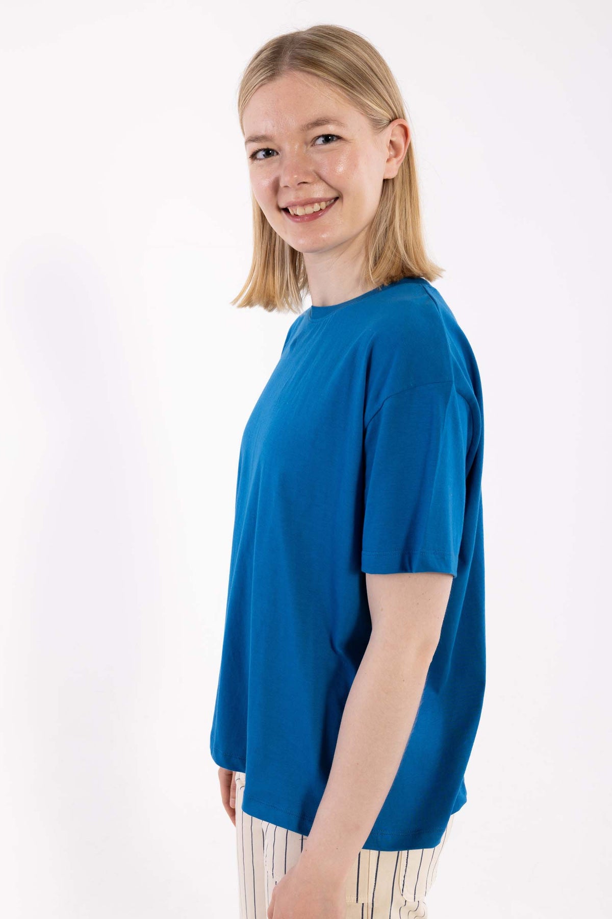 Fin boxy t-shirt i blå med rund hals til kvinder