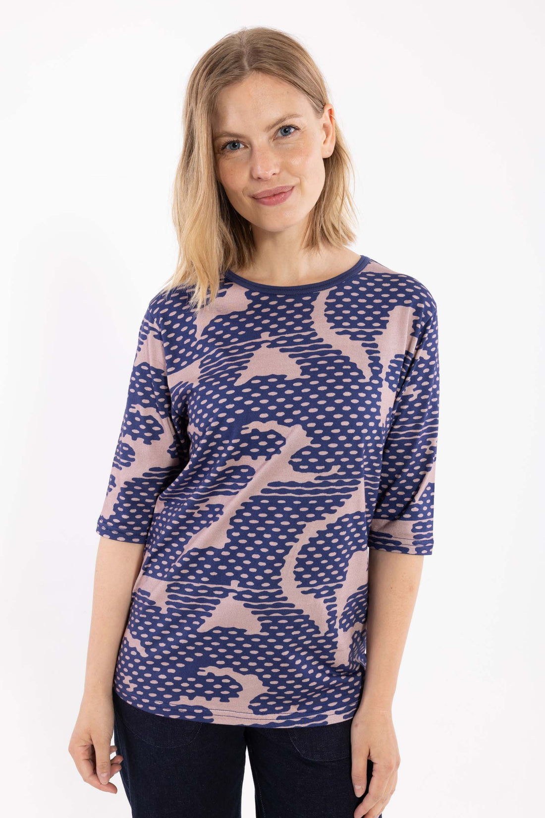Lækker t-shirt med mønster i mørkeblå og støvet rosa til kvinder