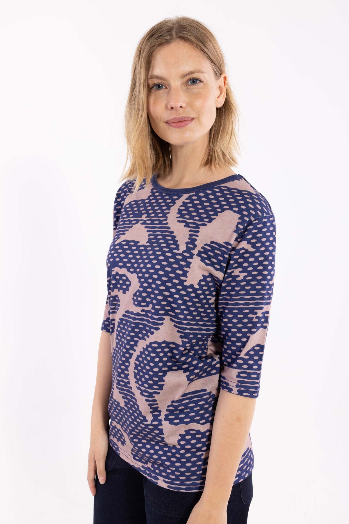 Lækker t-shirt med mønster i mørkeblå og støvet rosa til kvinder