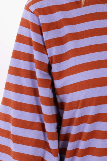 Fin t-shirt med striber i lyslilla og brændt rød, rund hals og lidt længere ærmer til kvinder
