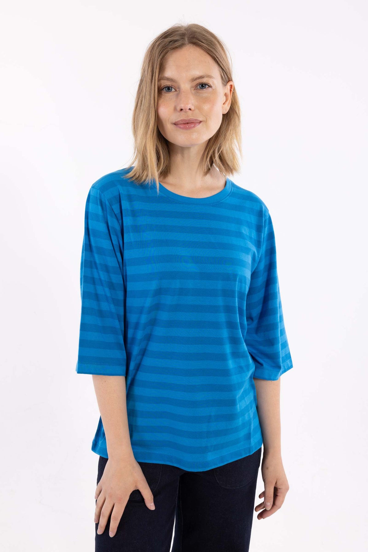 Fin t-shirt med blå striber, rund hals og lidt længere ærmer til kvinder