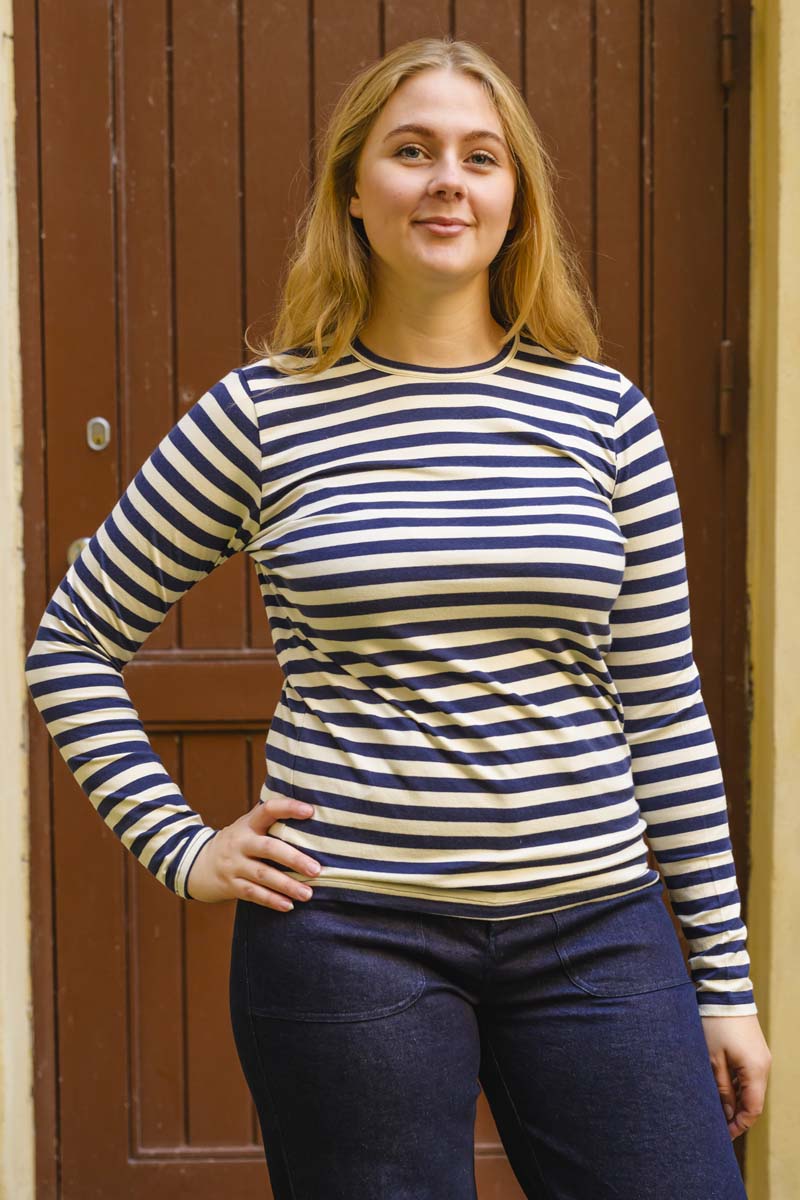 Lækker bluse med striber i navyblå og hvid til kvinder