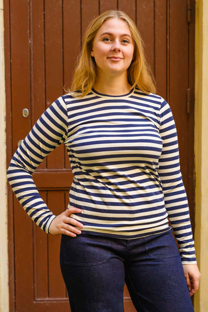 Lækker bluse med striber i navyblå og hvid til kvinder