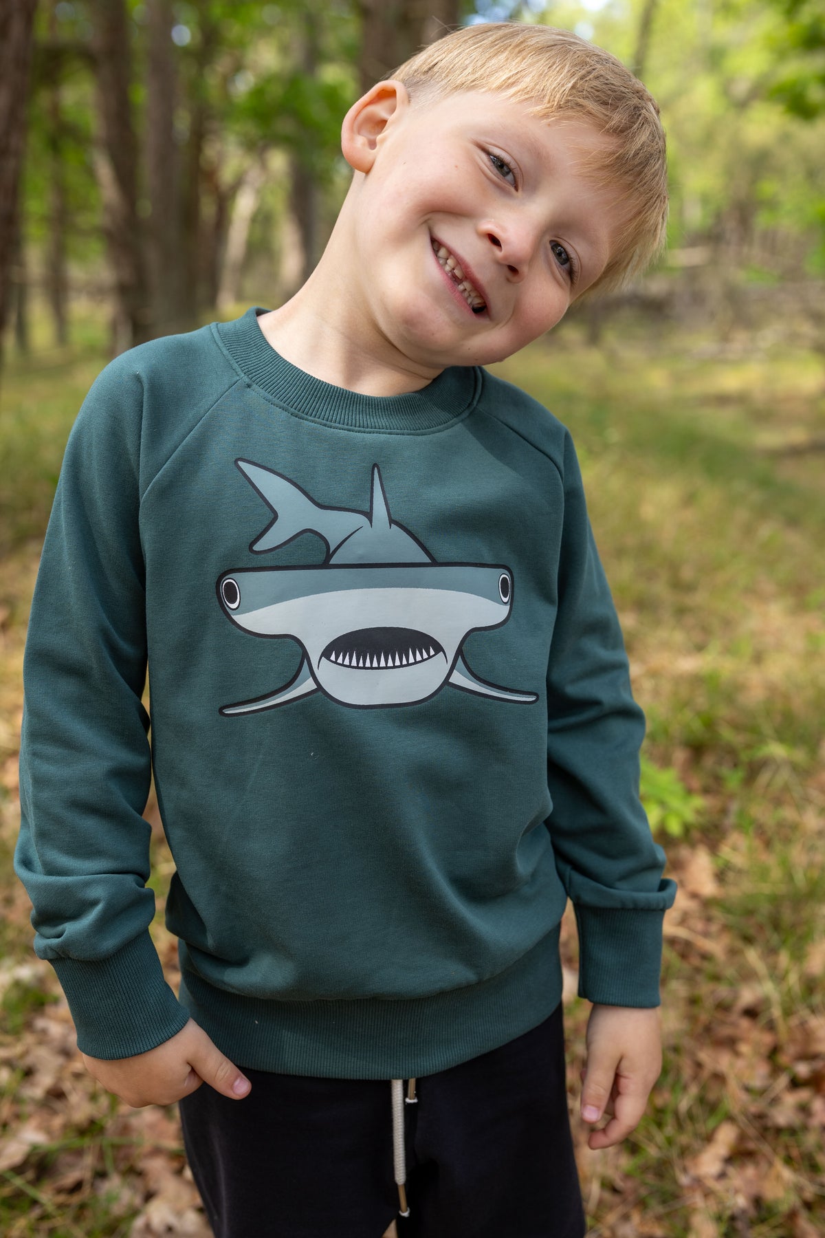 Skøn sweatshirt til børn med print af sej hammerhaj