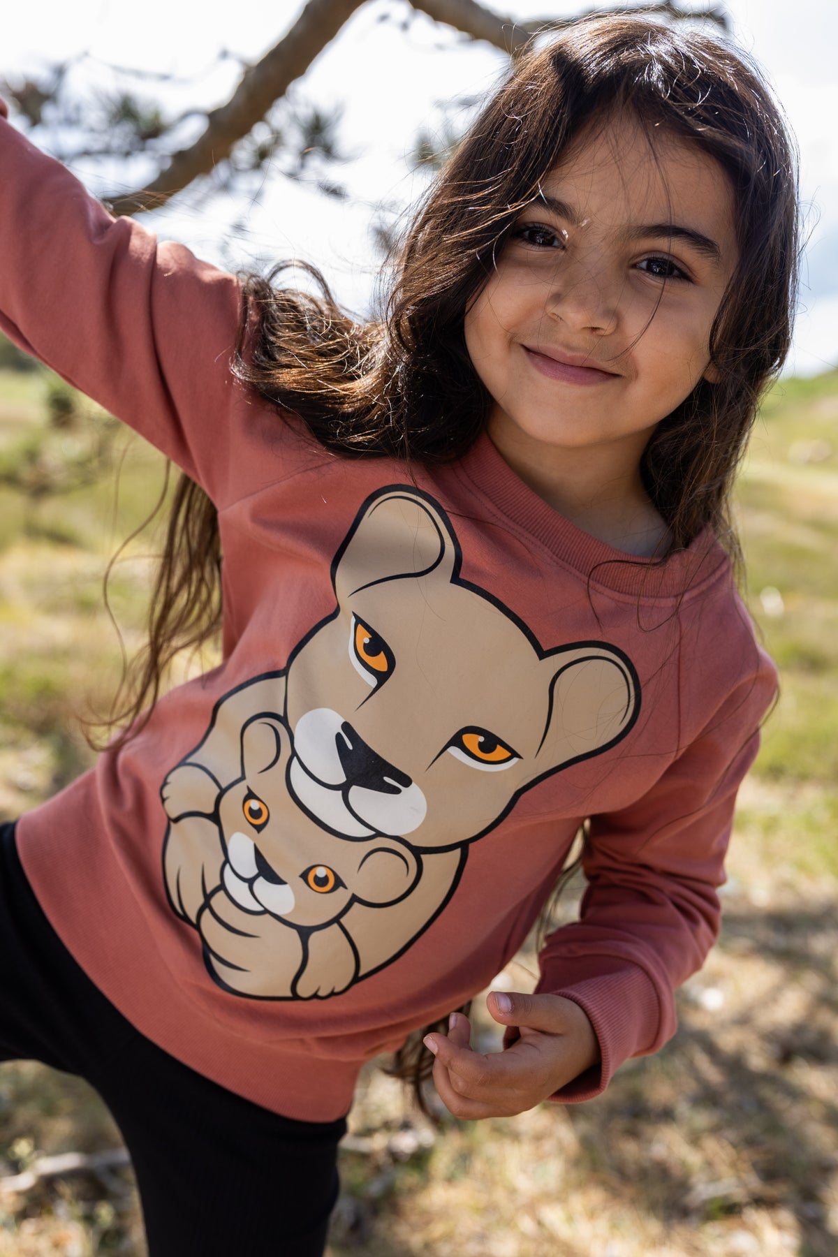 Skøn sweatshirt til børn med print af en løvemor og en løveunge