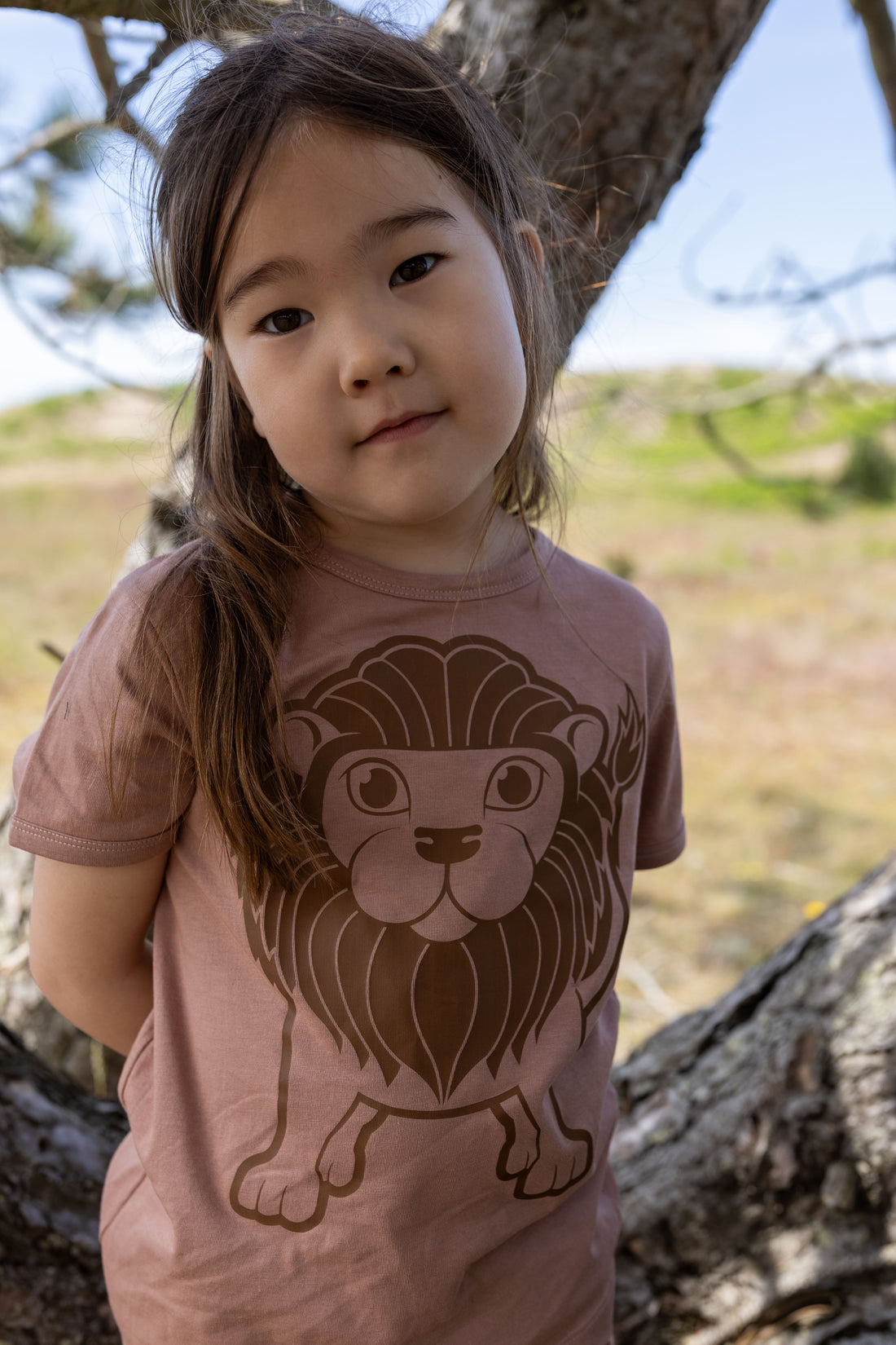 T-shirt med stor løve print.