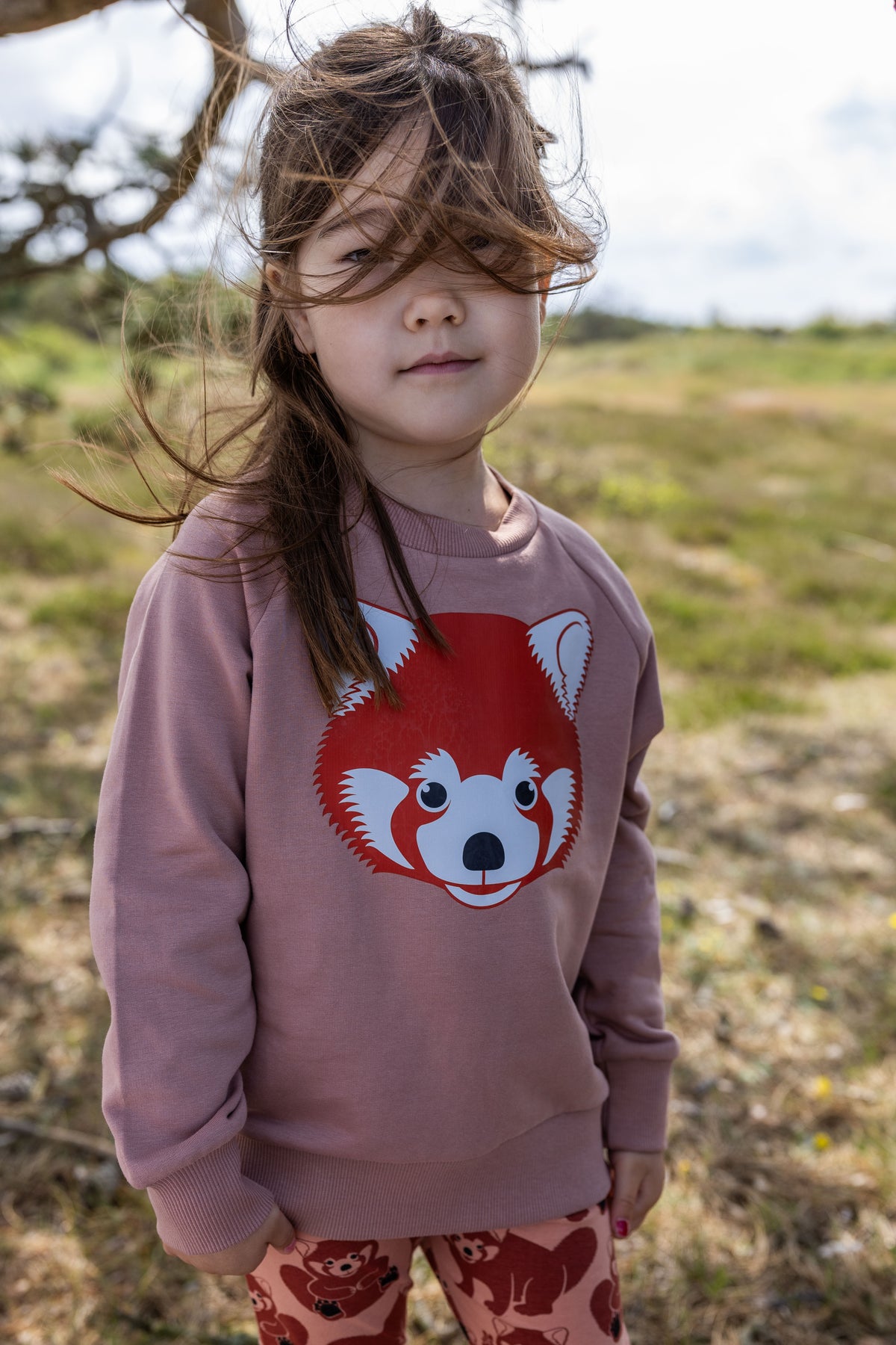 Skøn støvet rosa sweatshirt til børn med print af rød panda