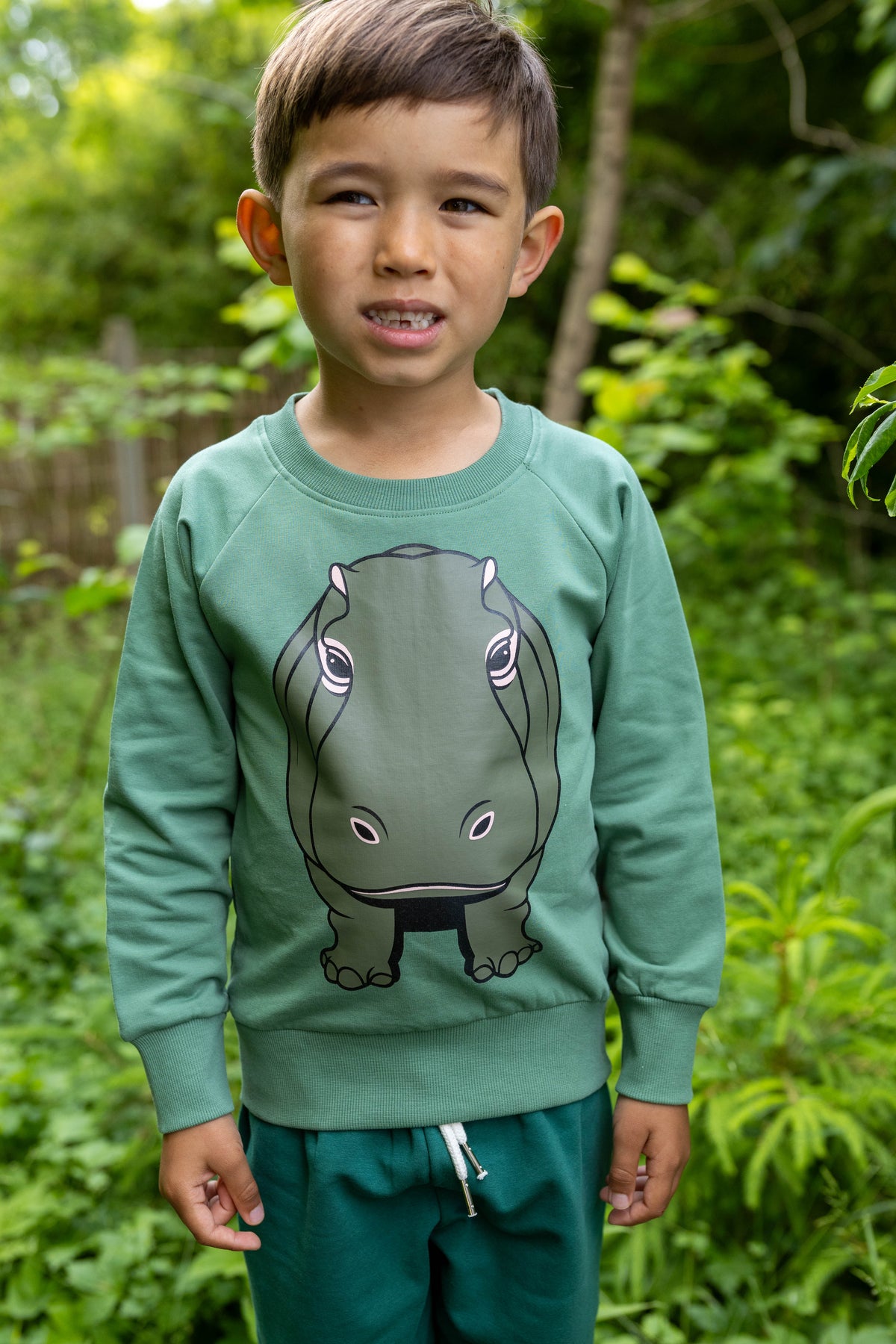 Skøn grøn sweatshirt til børn med print af flodhest