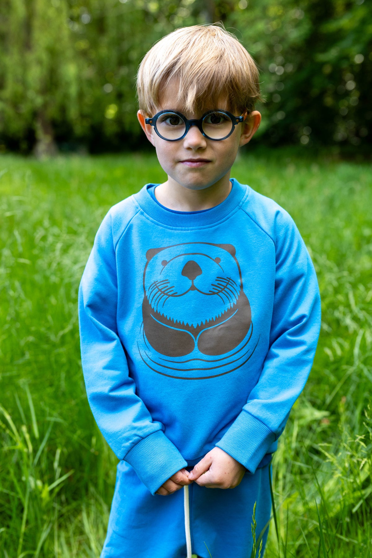 Skøn blå sweatshirt til børn med print af havodder