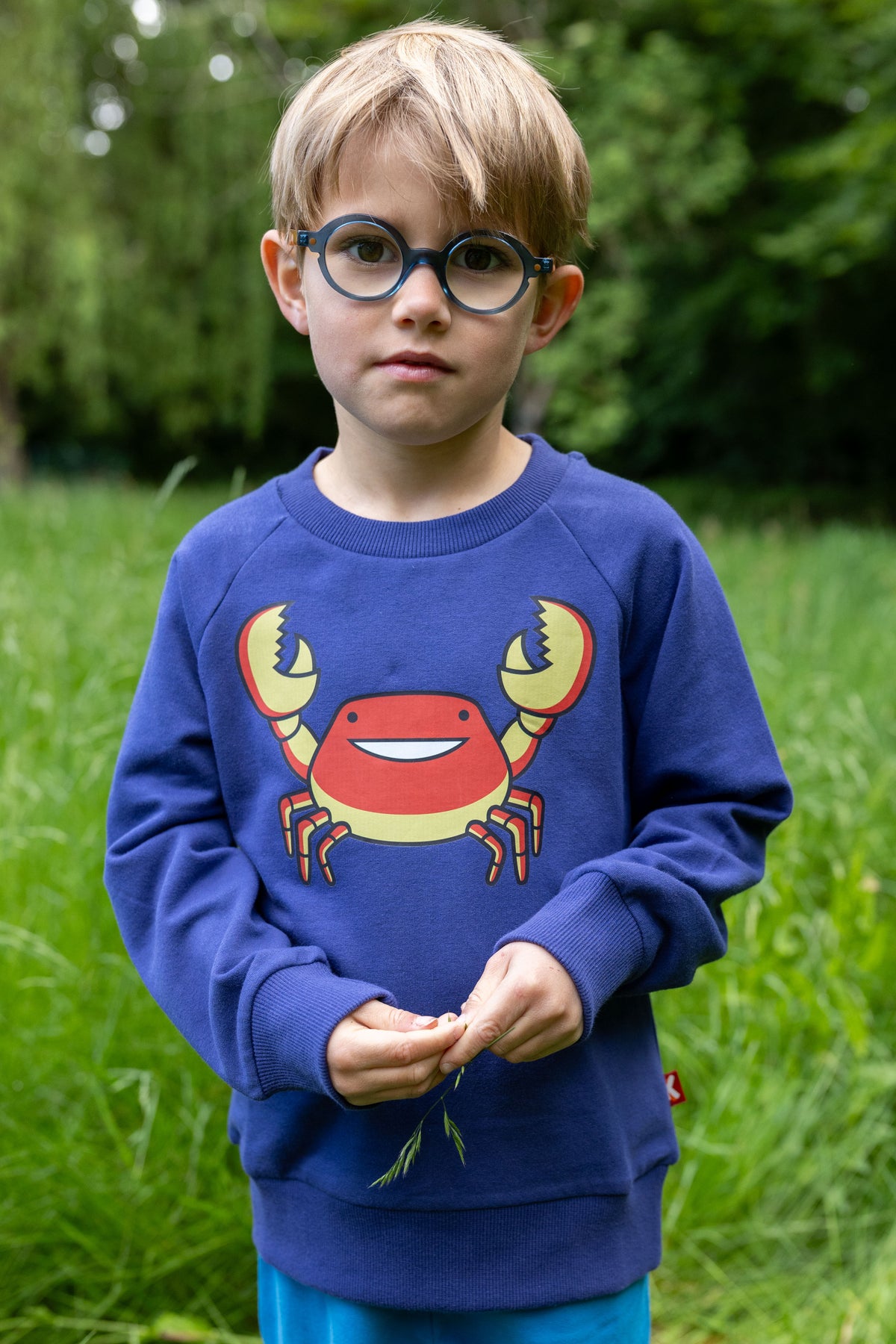 Skøn mørkeblå sweatshirt til børn med print af krabbe