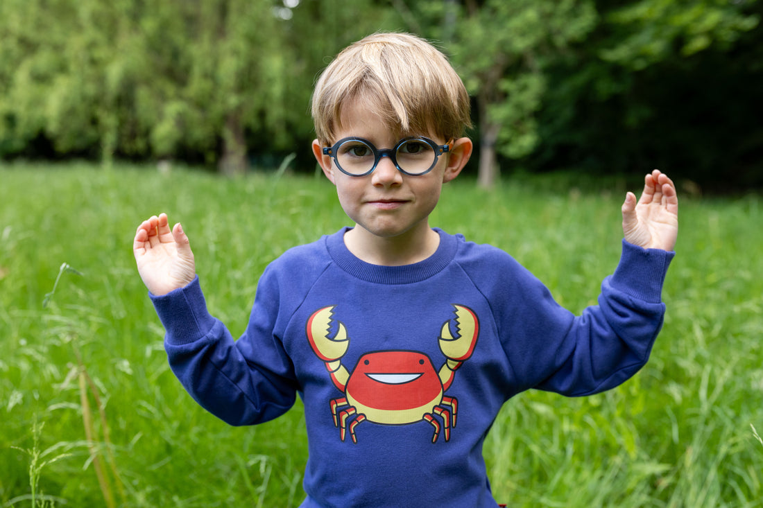 Skøn mørkeblå sweatshirt til børn med print af krabbe