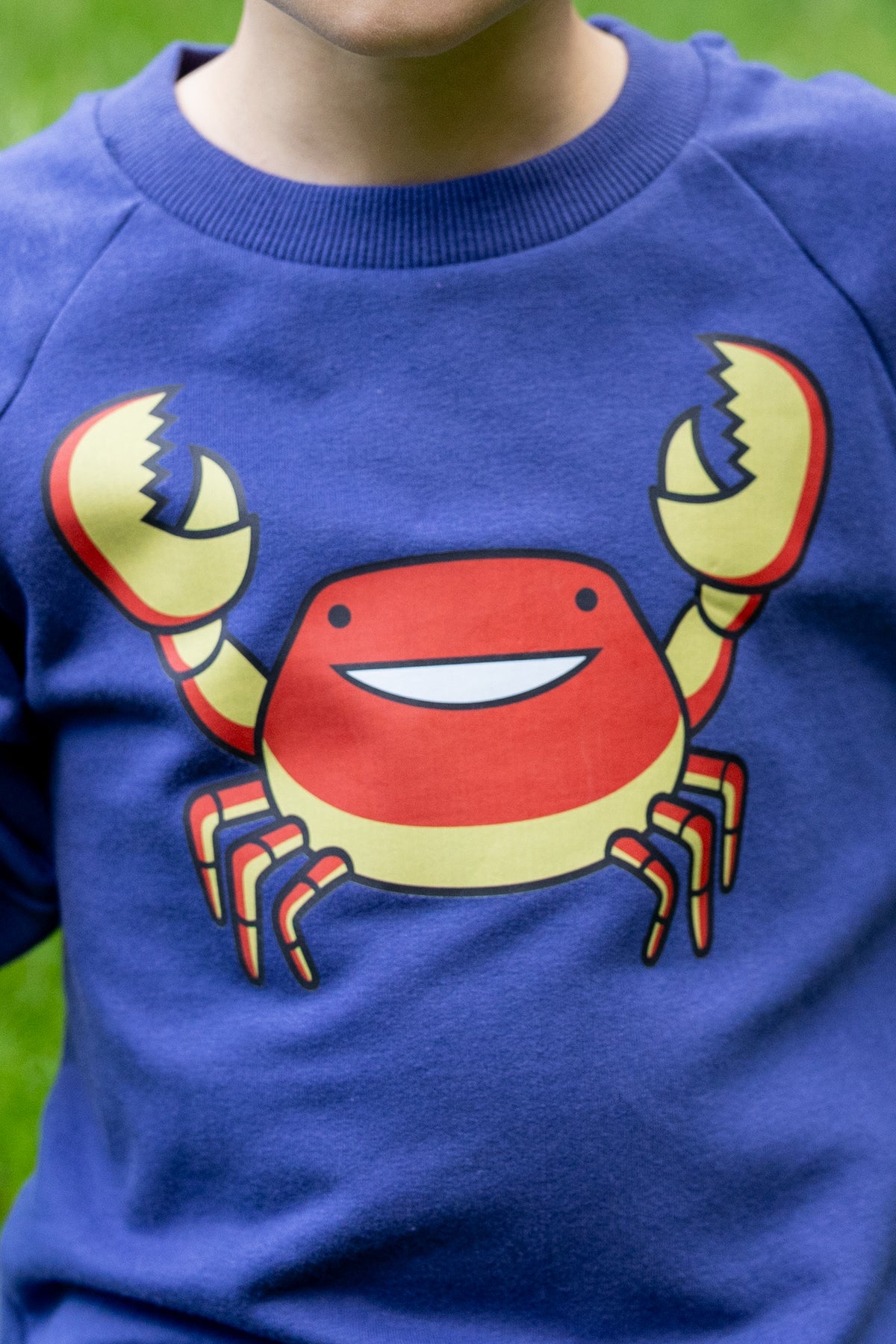 Skøn mørkeblå sweatshirt til børn med print af krabbe