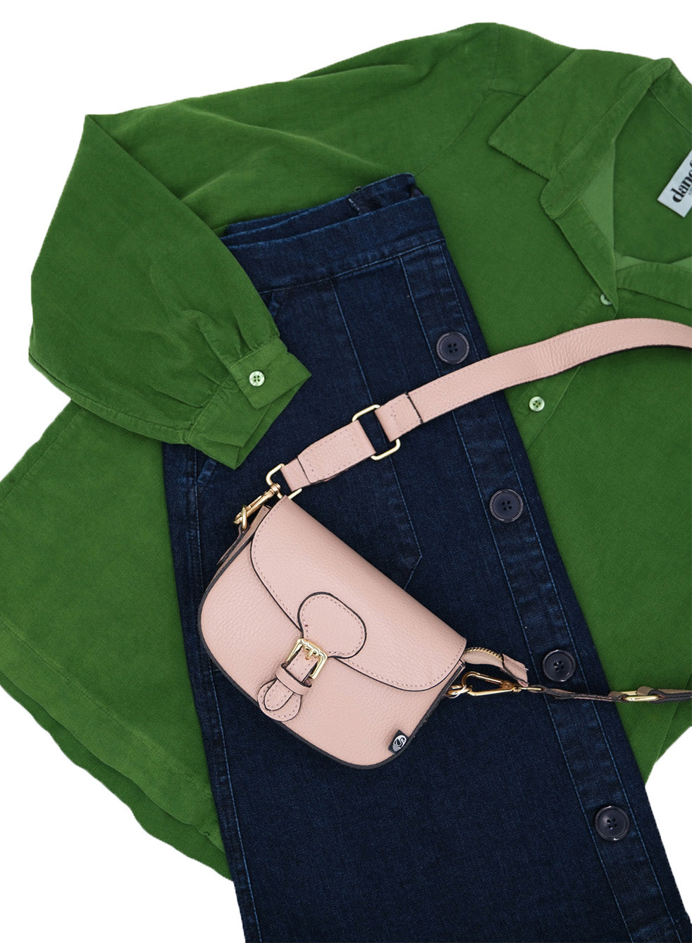 Smuk og kompakt beige skuldertaske i læder med crossbodyrem