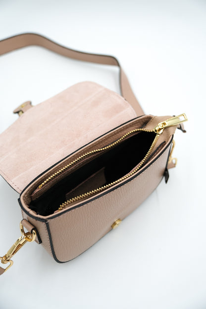 Smuk og kompakt beige skuldertaske i læder med crossbodyrem