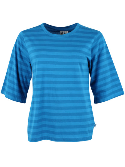 Fin t-shirt med blå striber, rund hals og lidt længere ærmer til kvinder