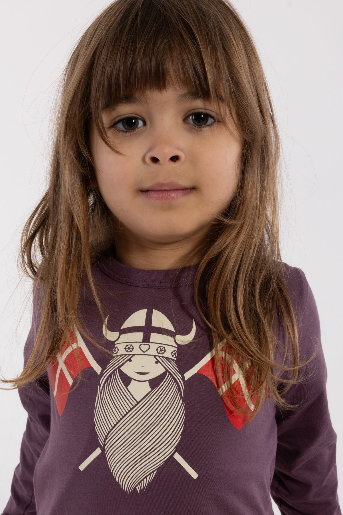 Langærmet bluse i bomuld til børn med print af vikingen Freja med flag