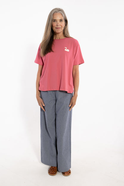 Danebasic Boxy Tee Soft Cherry SWAN