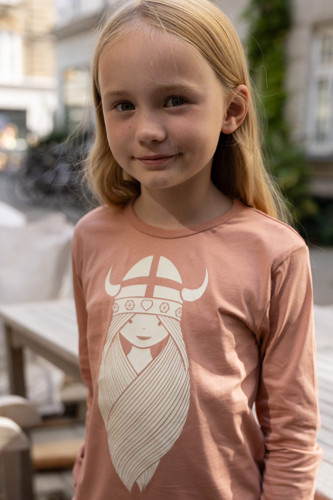 Sød langærmet bluse i rosabeige med print af vikingen Freja til børn