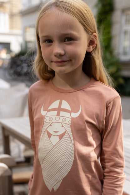 Sød langærmet bluse i rosabeige med print af vikingen Freja til børn