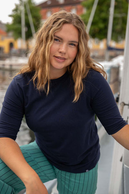 Lækker t-shirt i navyblå til kvinder