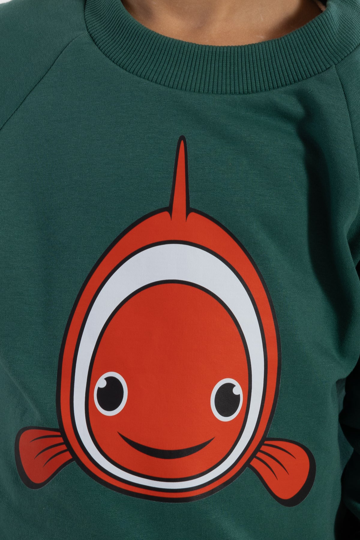 Skøn mørkegrøn sweatshirt til børn med print af klovnefisk