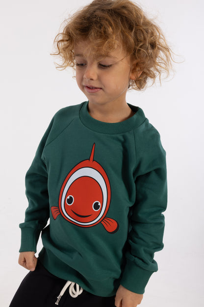 Skøn mørkegrøn sweatshirt til børn med print af klovnefisk