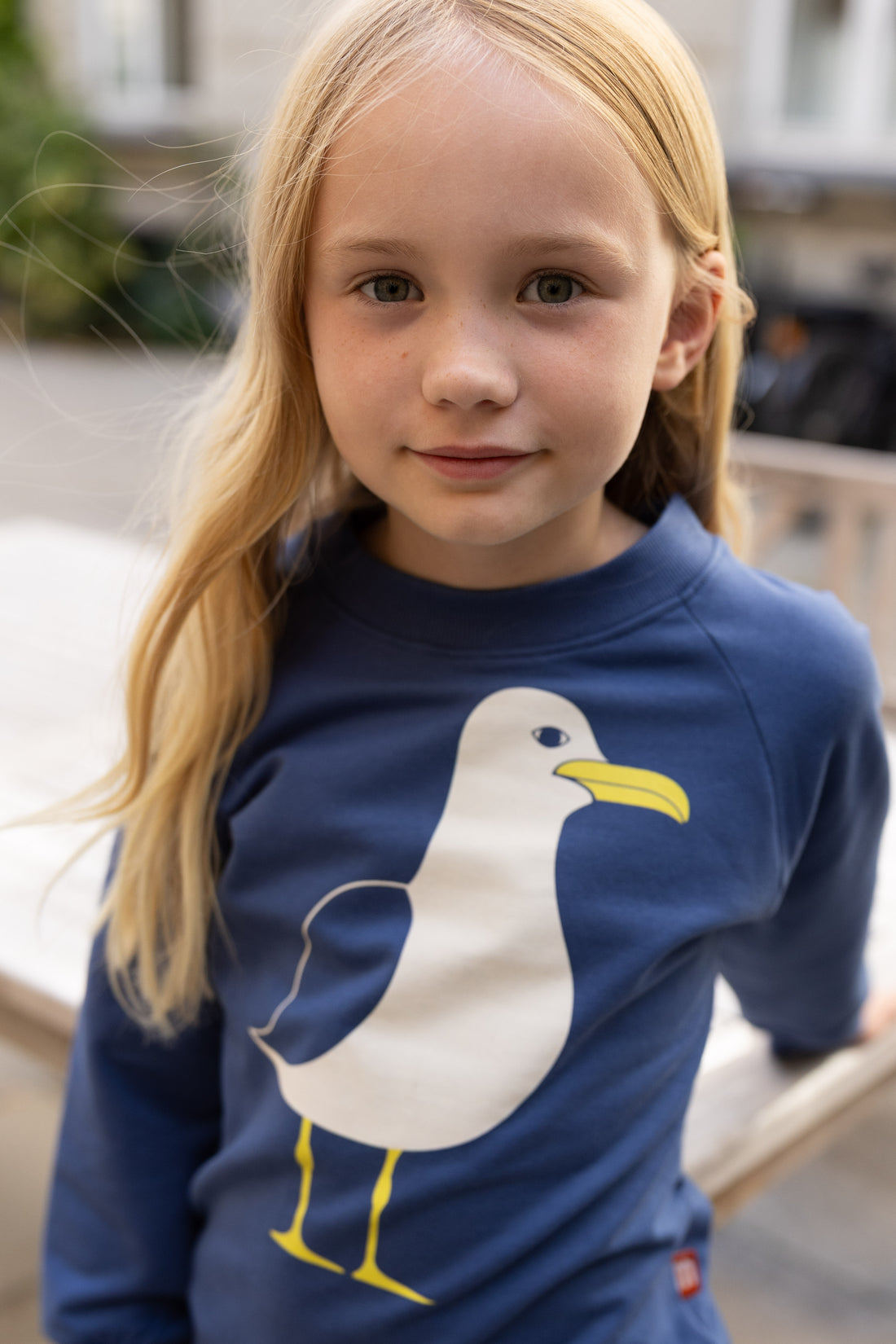 Skøn blå sweatshirt til børn med print af måge