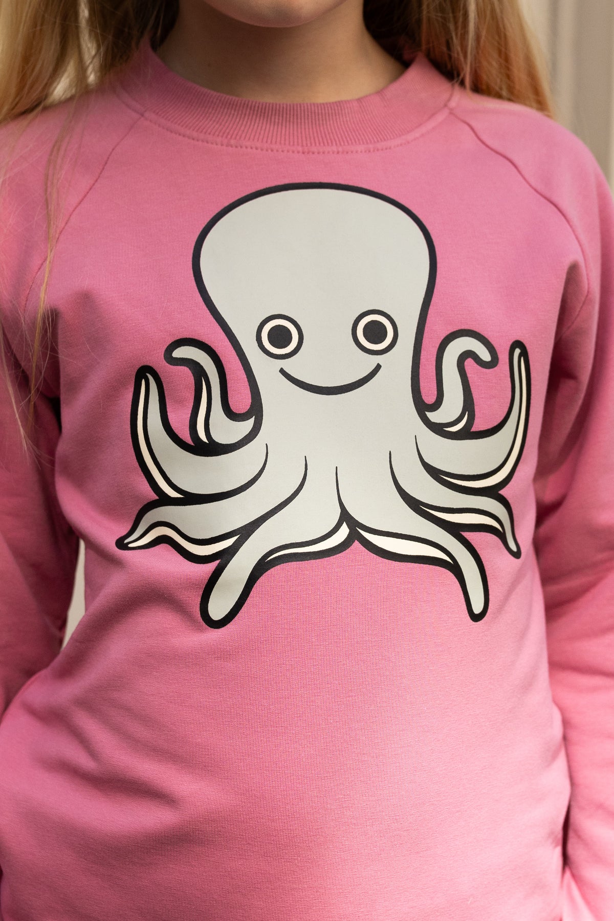 Skøn lyserød sweatshirt til børn med print af blæksprutte