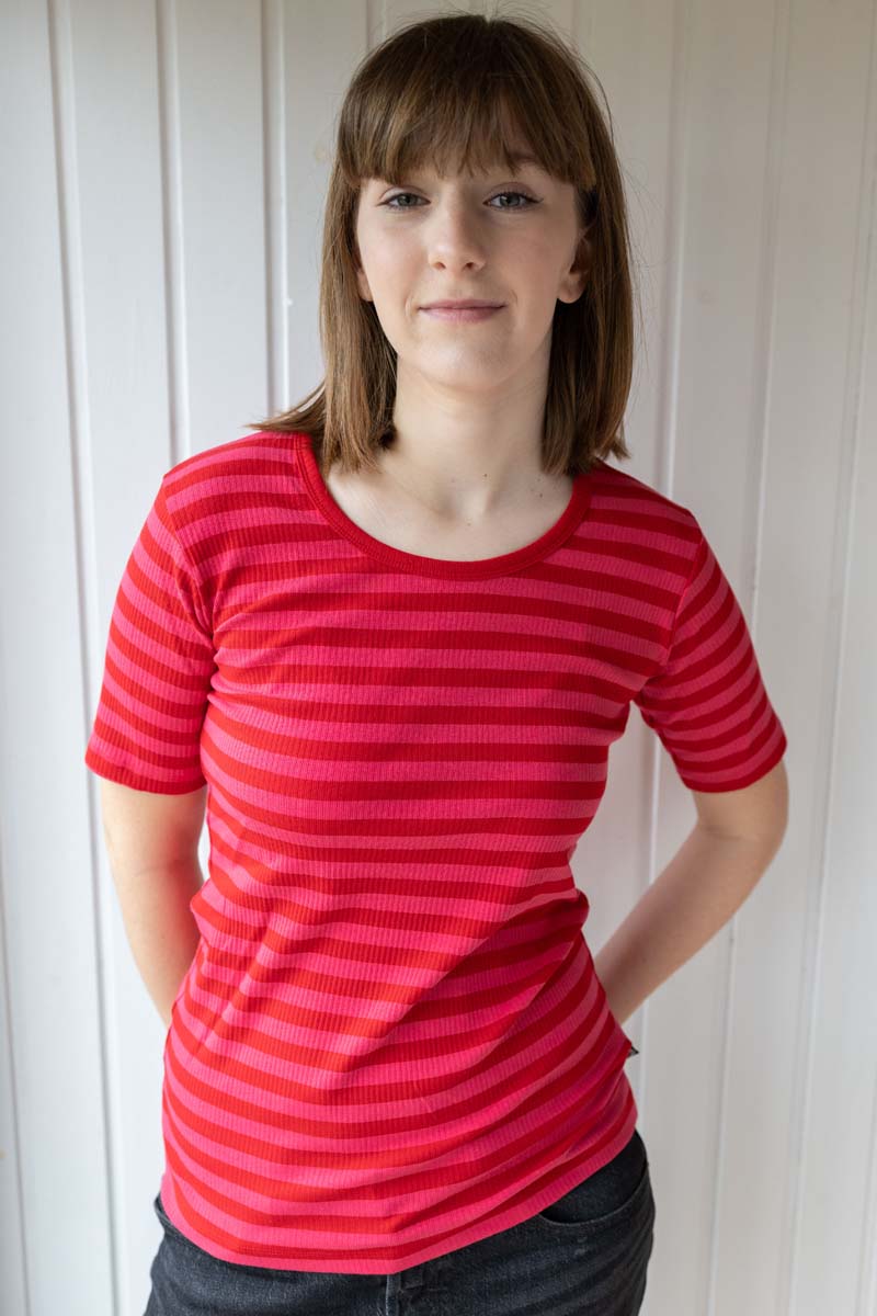 Lækker t-shirt med røde og pink striber til kvinder