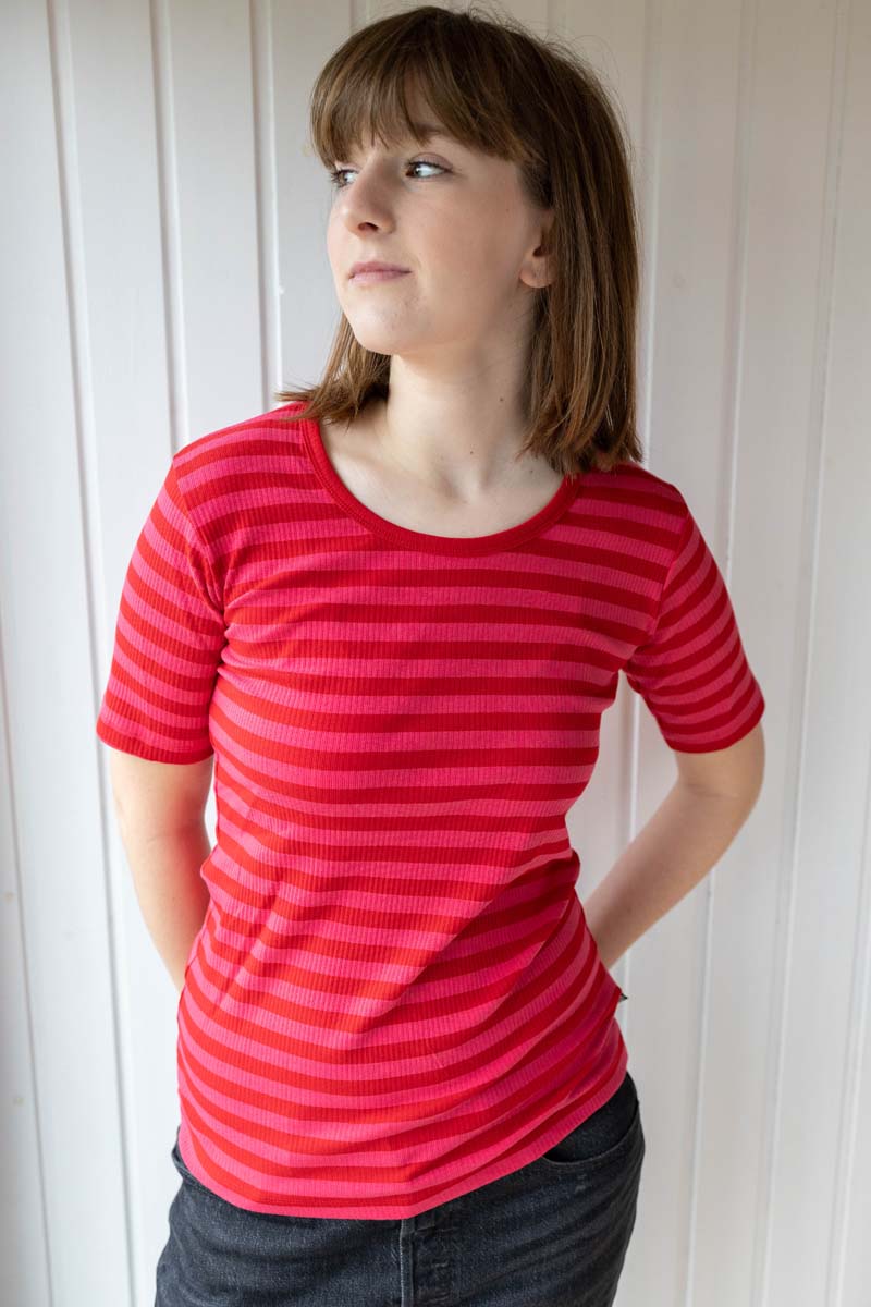 Lækker t-shirt med røde og pink striber til kvinder