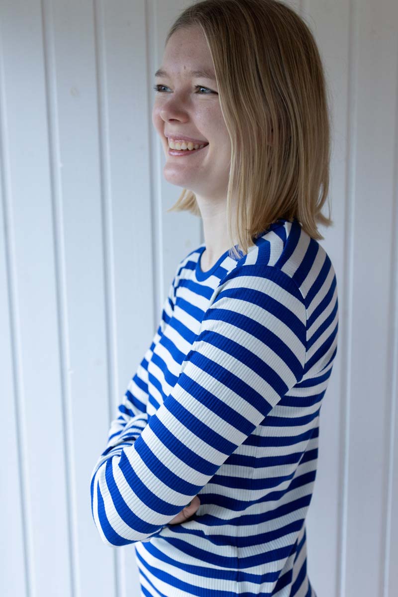 Fin langærmet bluse med blå og hvide striber til kvinder