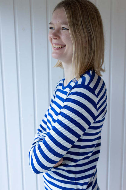Fin langærmet bluse med blå og hvide striber til kvinder
