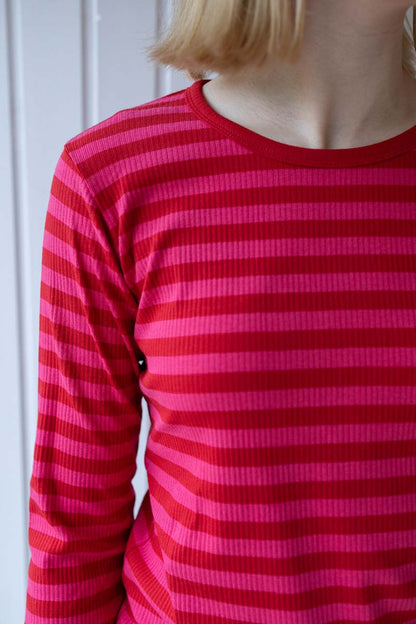 Fin langærmet bluse med røde og pink striber til kvinder