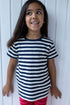 Skøn t-shirt med navyblå og hvide striber til børn