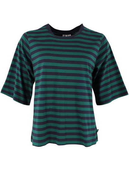 Fin t-shirt med grønne og blå striber, rund hals og lidt længere ærmer til kvinder