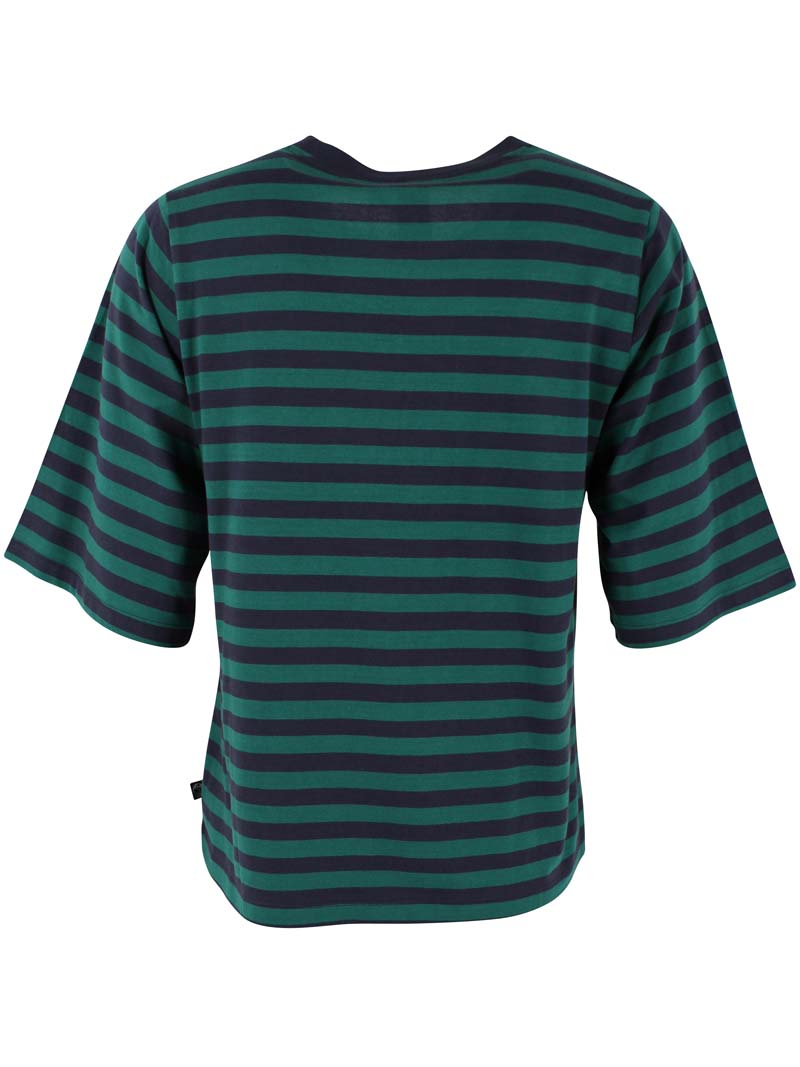 Fin t-shirt med grønne og blå striber, rund hals og lidt længere ærmer til kvinder