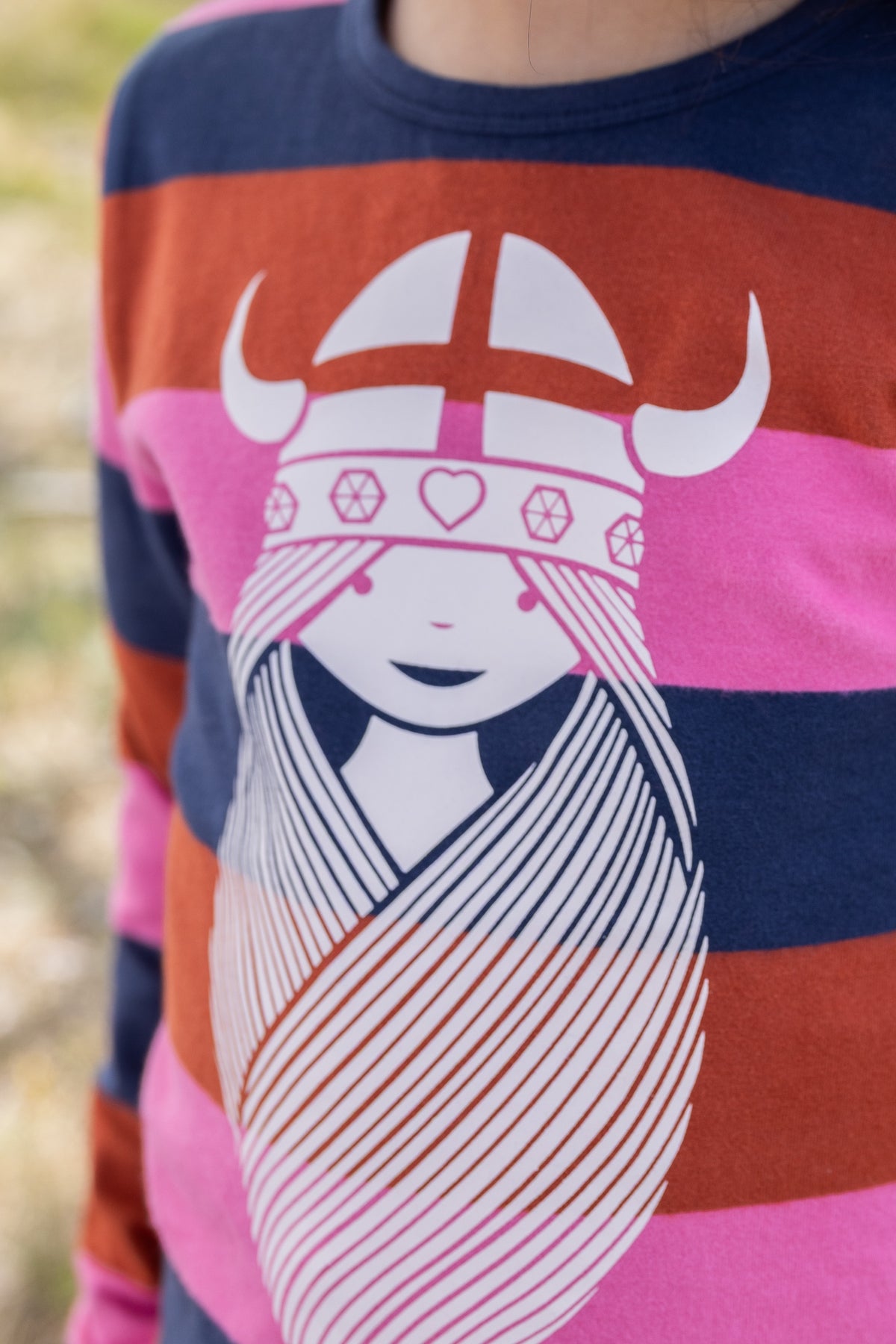 Stribet bluse i bomuld til børn med print af vikingen Freja