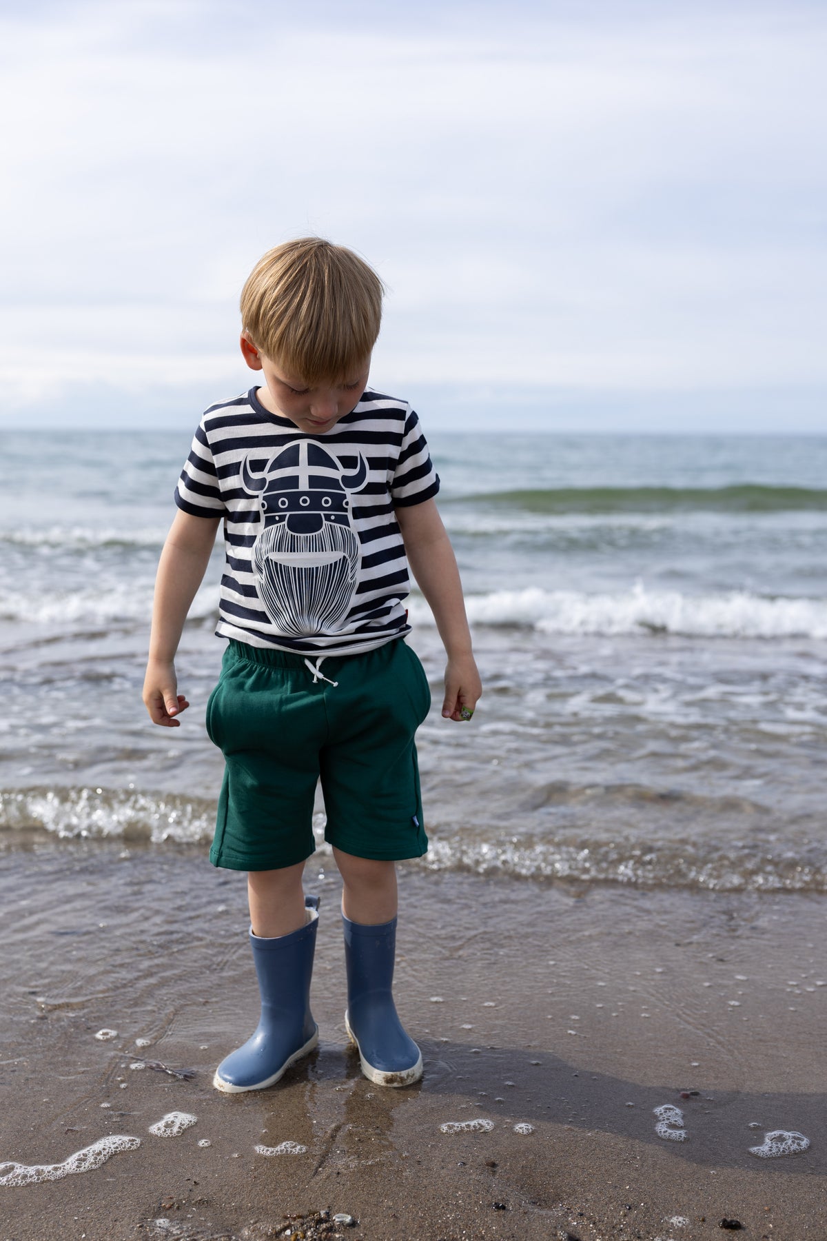 Sød t-shirt i bomuld med navyblå og råhvide striber til børn med print af vikingen Erik