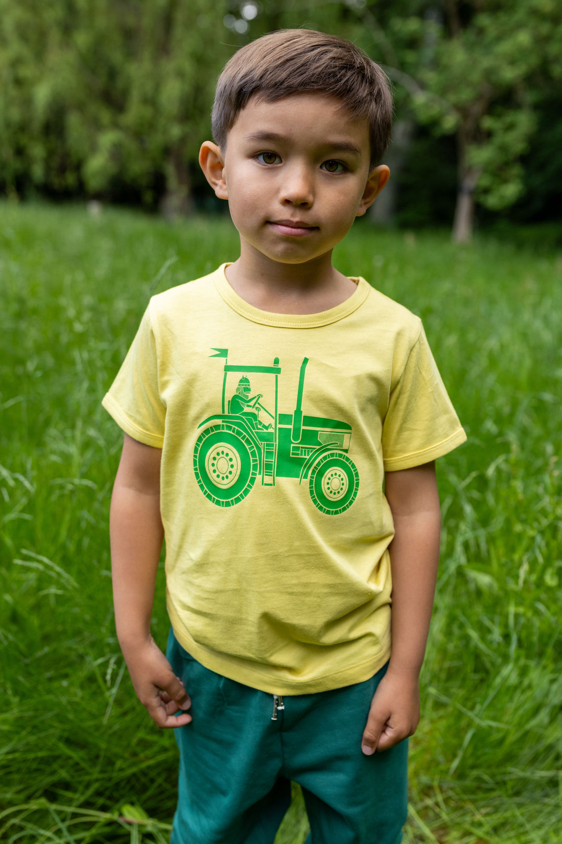 T-shirt med traktor til børn.