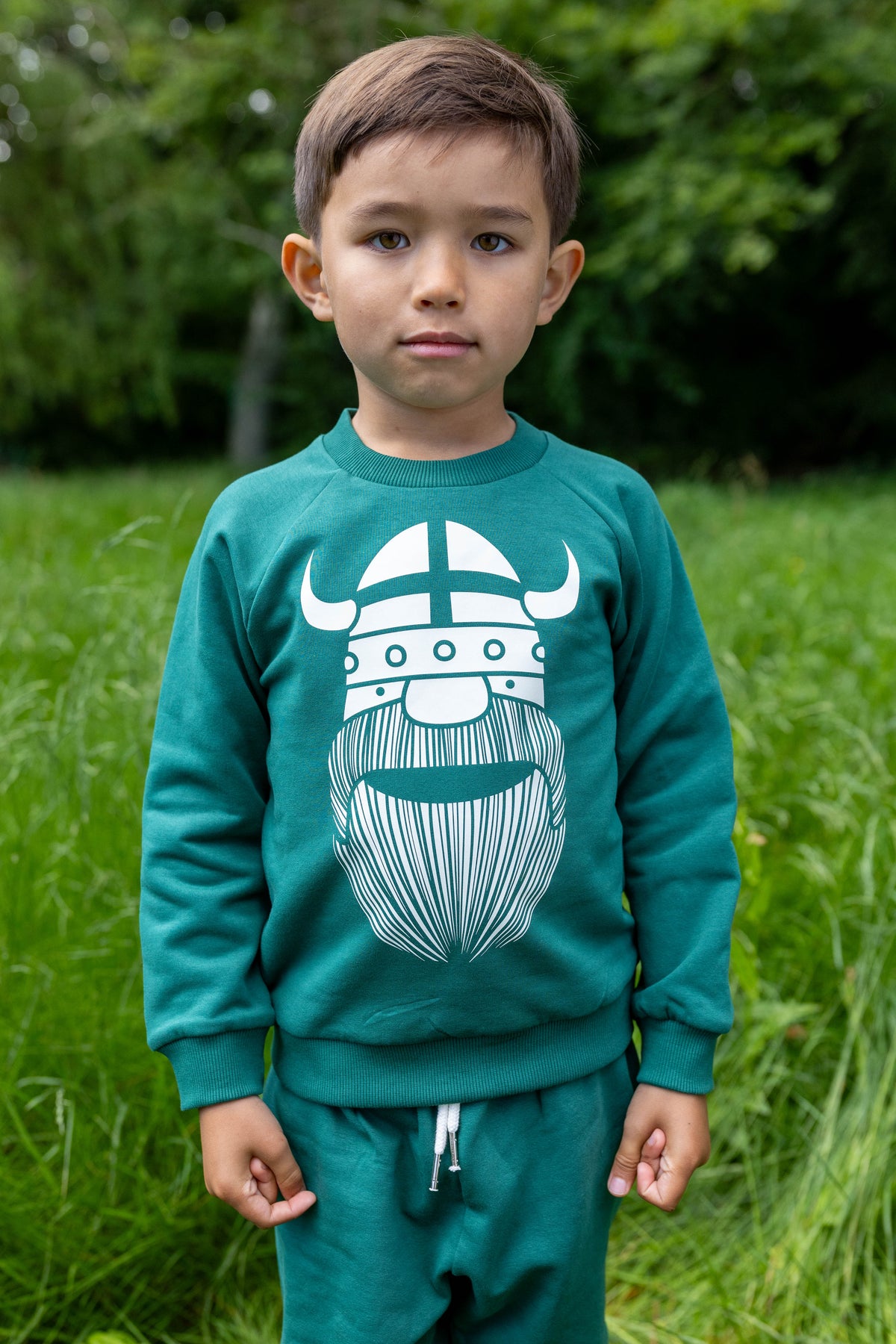 Sød grøn sweatshirt til børn med print af viking