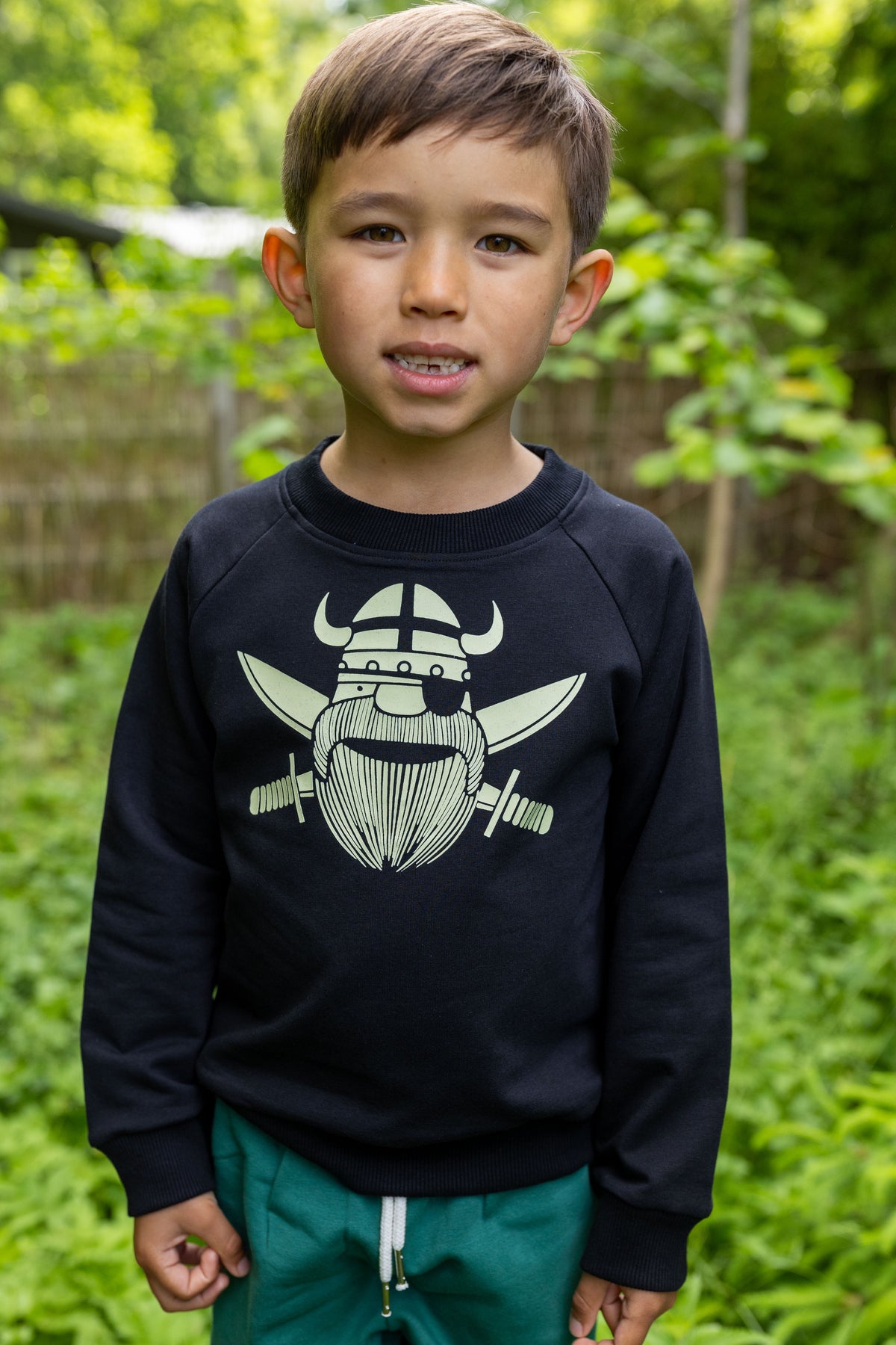Sød sort sweatshirt til børn med print af piratviking
