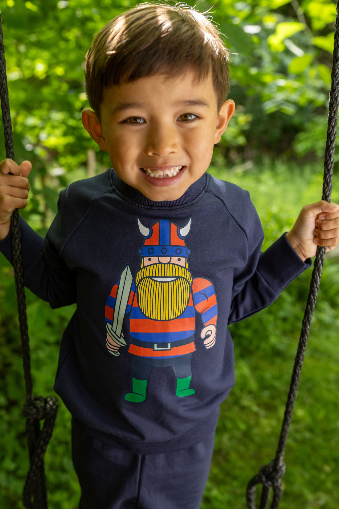 Sød navyblå sweatshirt til børn med print af vikingen Erik