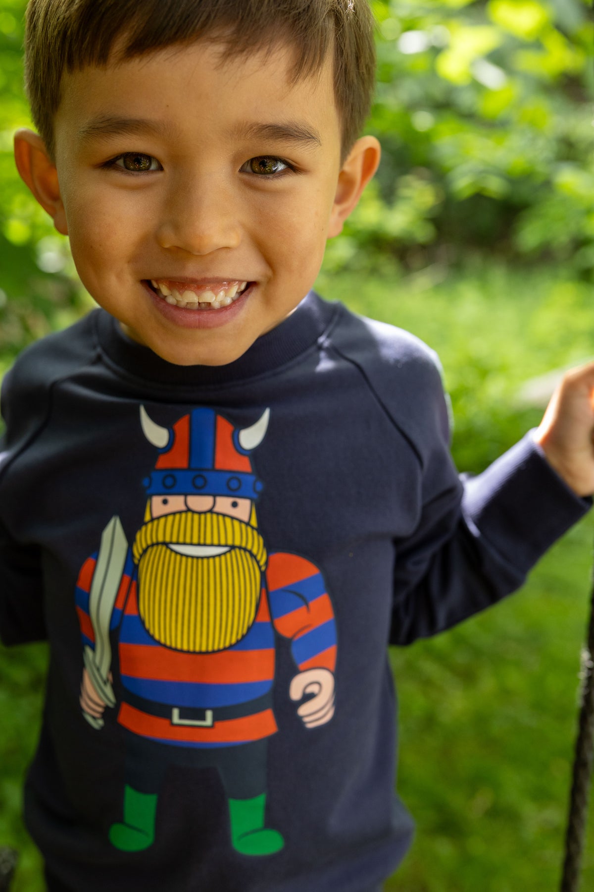Sød navyblå sweatshirt til børn med print af vikingen Erik