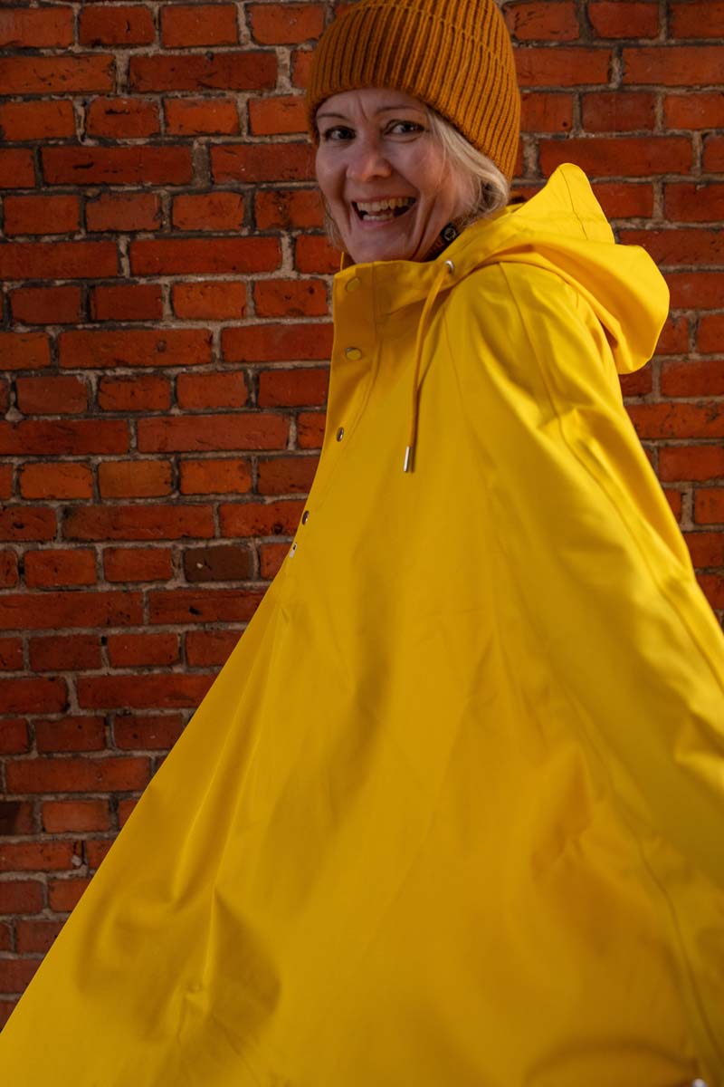 Regnponcho i gul til kvinder