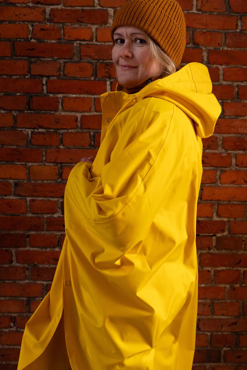 Regnponcho i gul til kvinder